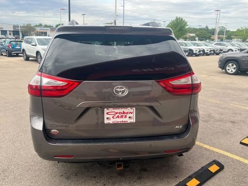 Used 2019 Toyota Sienna XLE Premium w/ Carpet Mat Package FWD image 4
