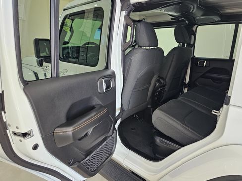 Used 2025 Jeep Wrangler Unlimited Sahara AWD/4WD image 18