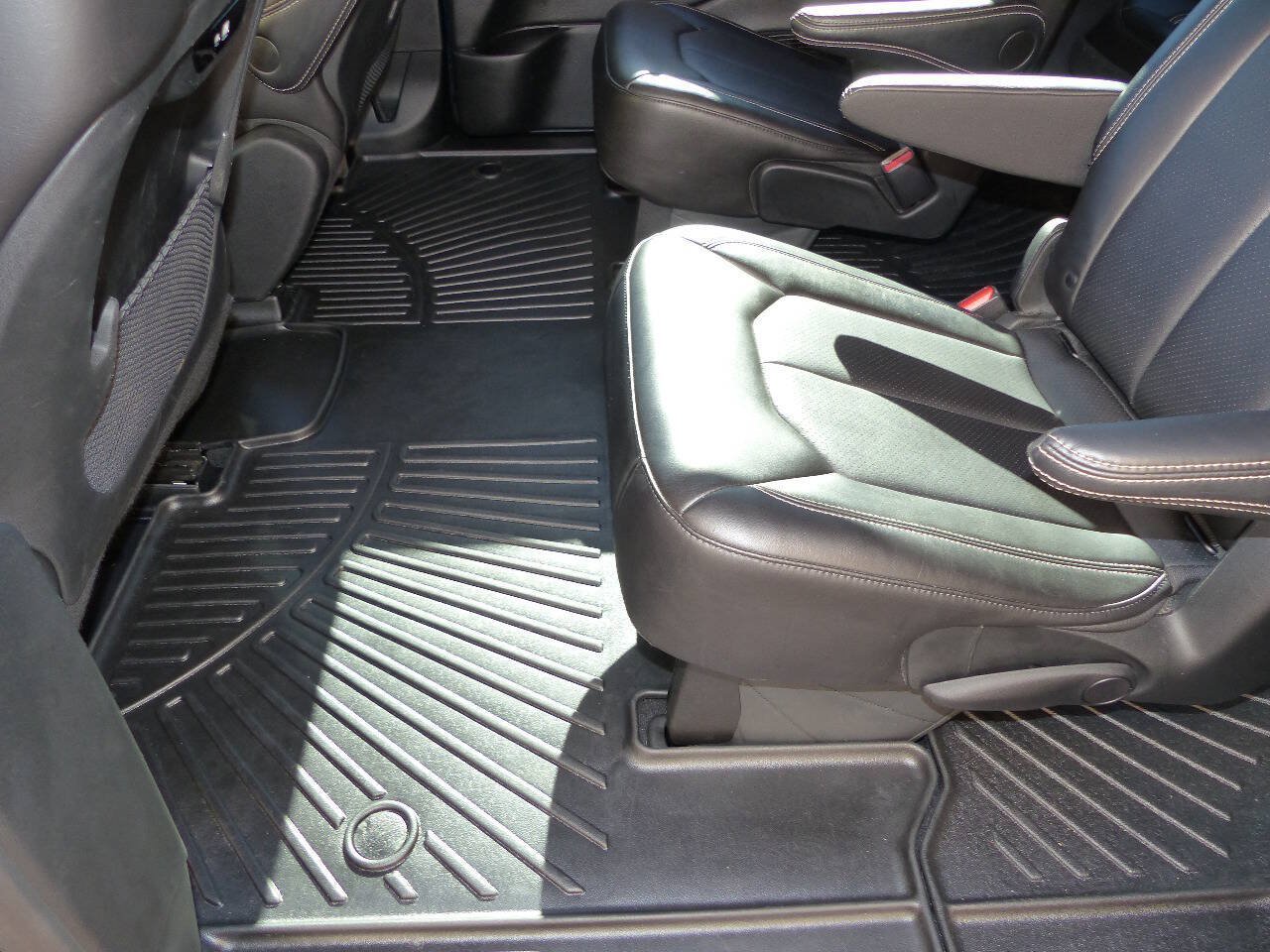 Used 2025 Chrysler Pacifica Select FWD image 32