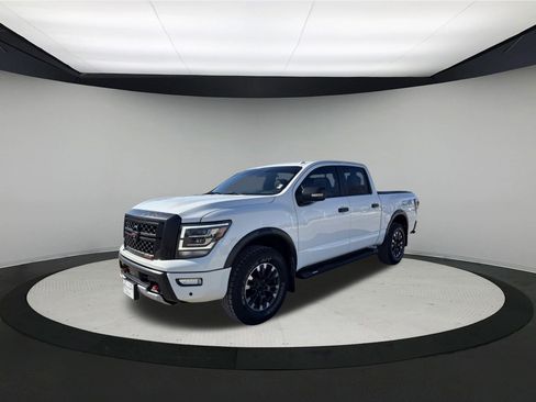 Used 2021 Nissan Titan PRO-4X w/ Pro-4x Convenience Package image 3