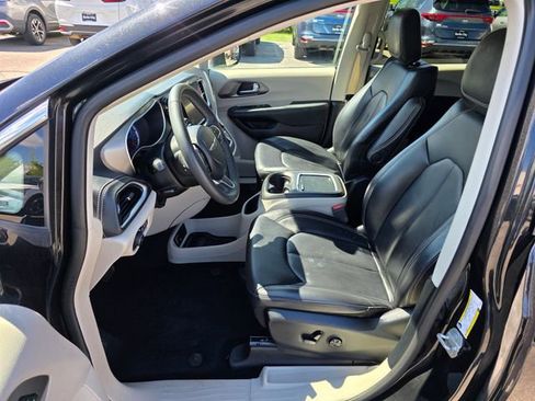 Used 2023 Chrysler Pacifica Touring-L FWD image 16