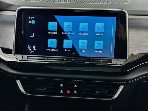 Used 2025 Volkswagen Atlas Cross Sport SE w/ Panoramic Sunroof Package AWD/4WD image 12