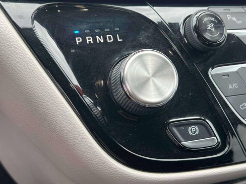 Used 2017 Chrysler Pacifica Touring-L FWD image 28