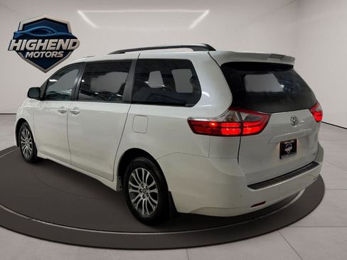 Used 2020 Toyota Sienna XLE Premium w/ Carpet Mat Package image 4