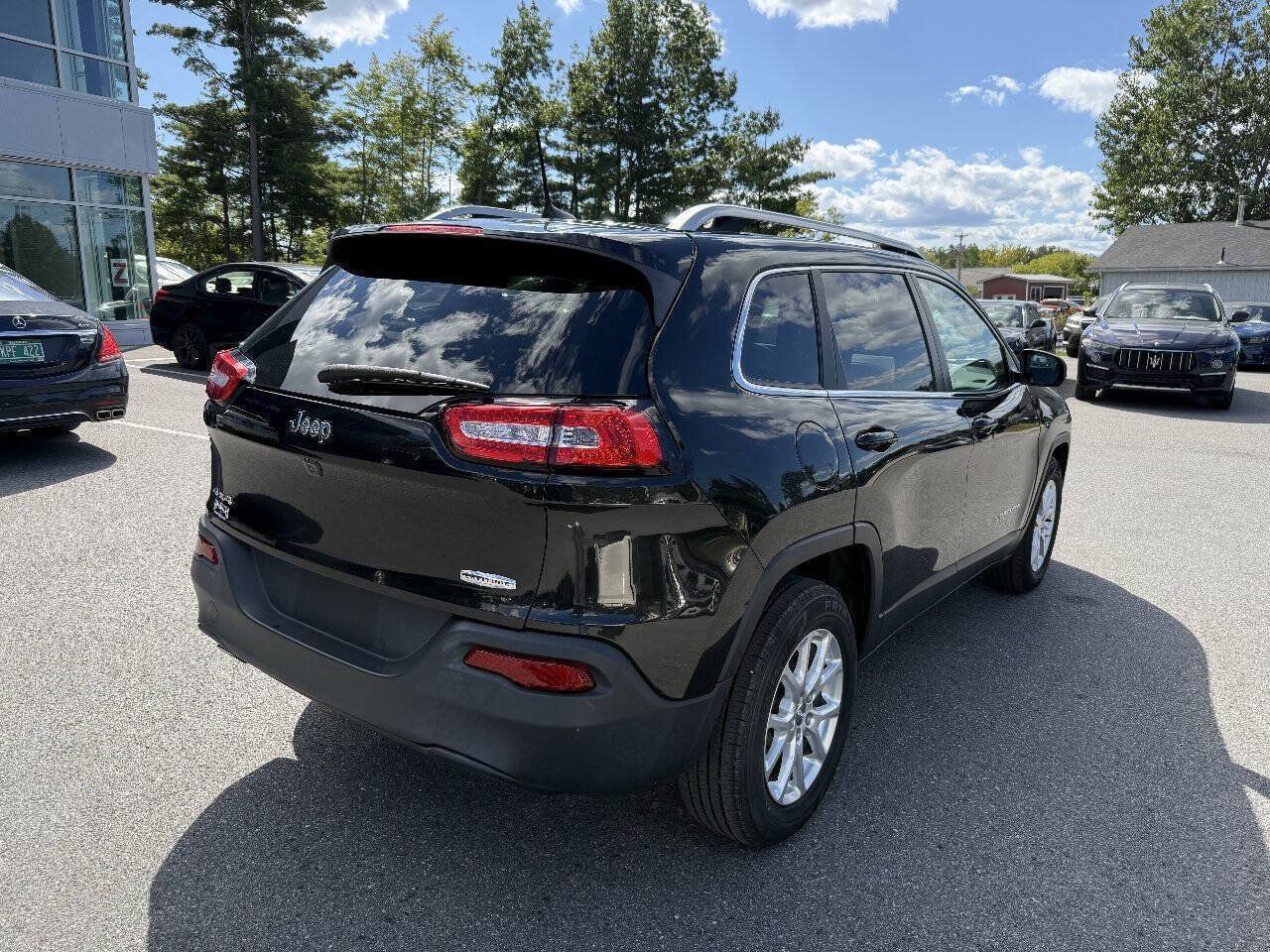 Used 2016 Jeep Cherokee Latitude w/ Cold Weather Group AWD/4WD image 7
