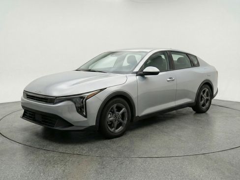 Used 2025 Kia K4 LXS image 3