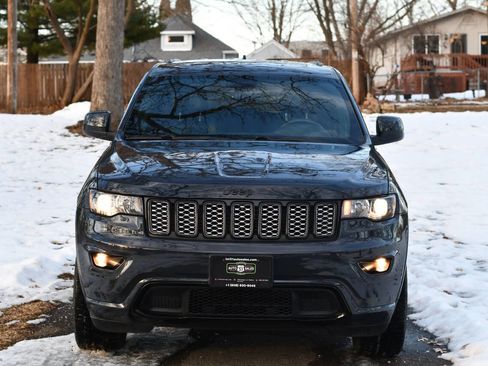 Used 2018 Jeep Grand Cherokee Altitude image 2
