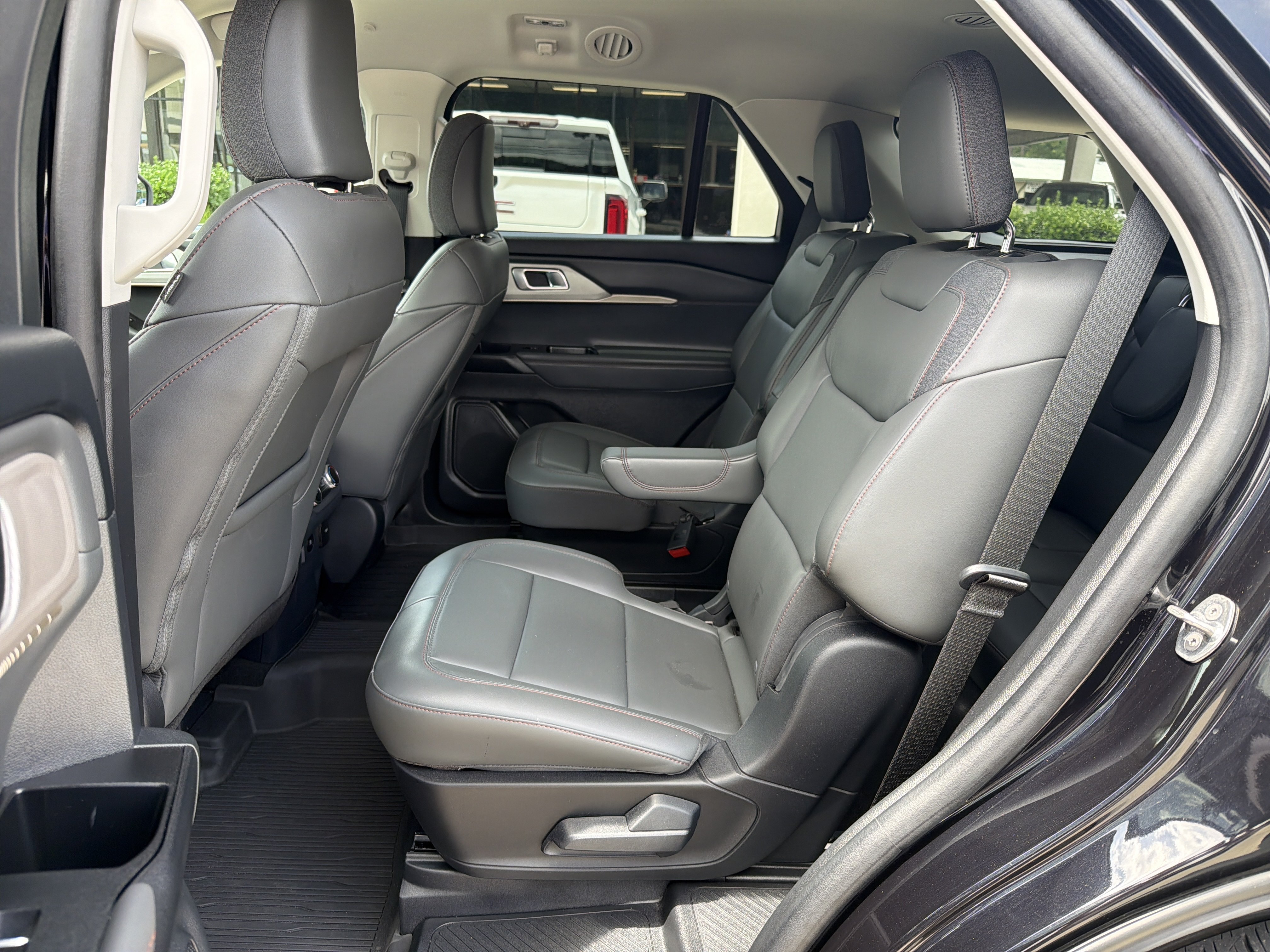 Used 2025 Ford Explorer Active w/ Active Comfort Package RWD image 18