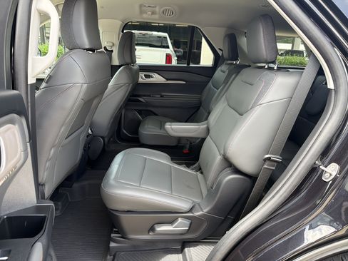 Used 2025 Ford Explorer Active w/ Active Comfort Package RWD image 18