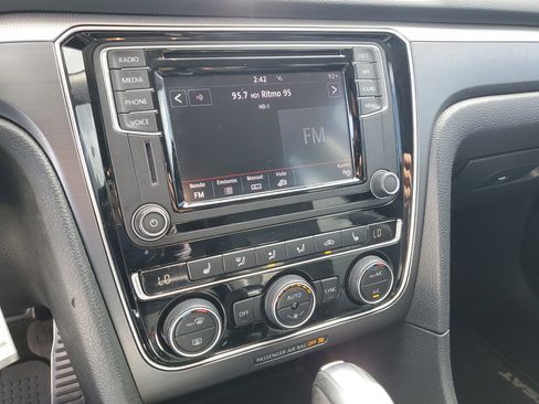 Used 2018 Volkswagen Passat 2.0T R-Line image 22