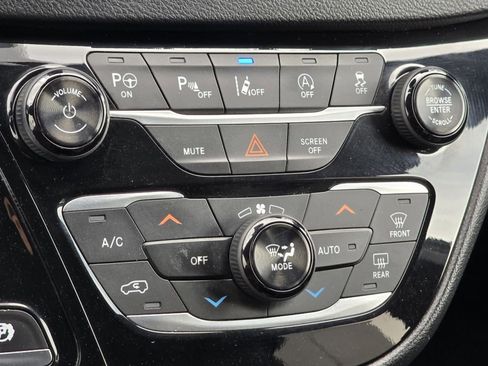 Used 2018 Chrysler Pacifica Touring-L Plus w/ Advanced Safetytec Group image 10