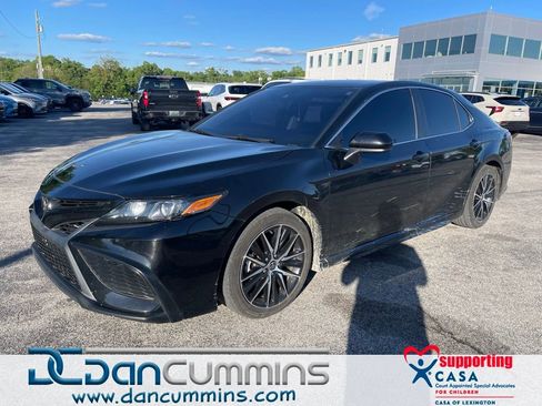 Used 2021 Toyota Camry SE FWD image 1