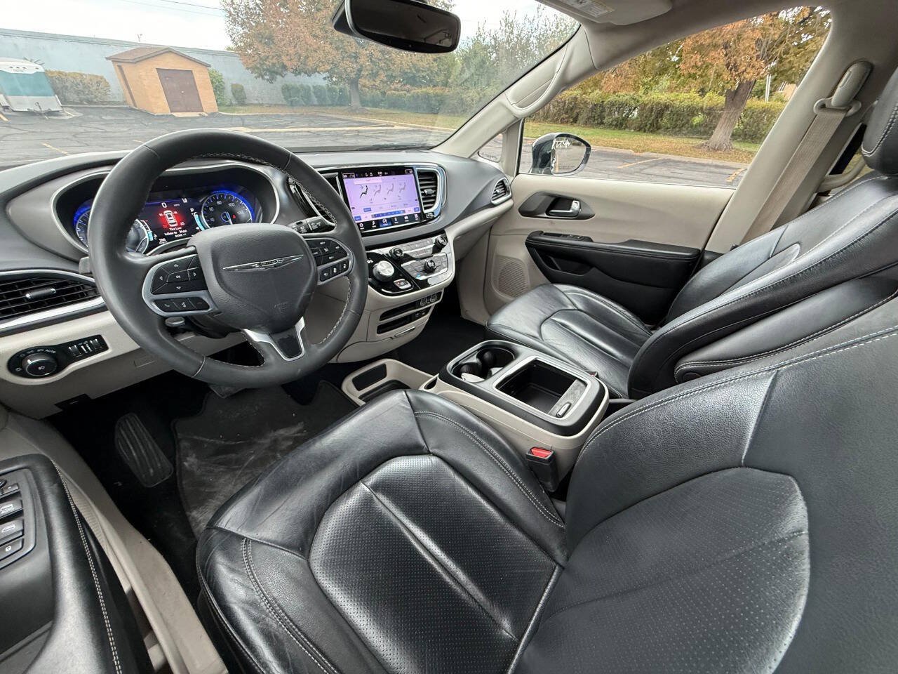 Used 2022 Chrysler Pacifica Touring-L FWD image 9