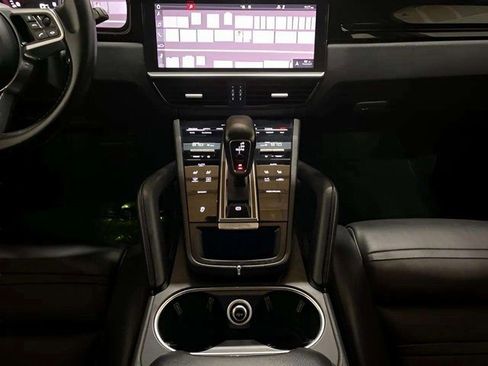 Used 2019 Porsche Cayenne w/ Premium Package image 12