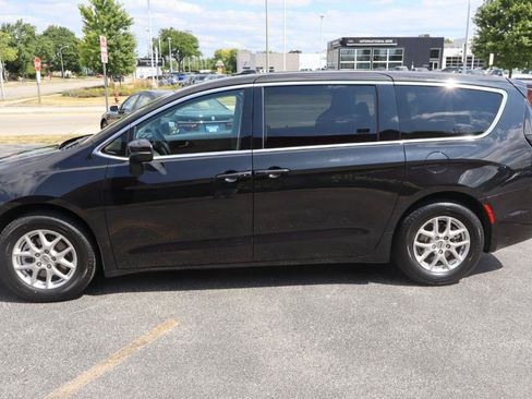 Used 2023 Chrysler Pacifica Touring-L FWD image 5