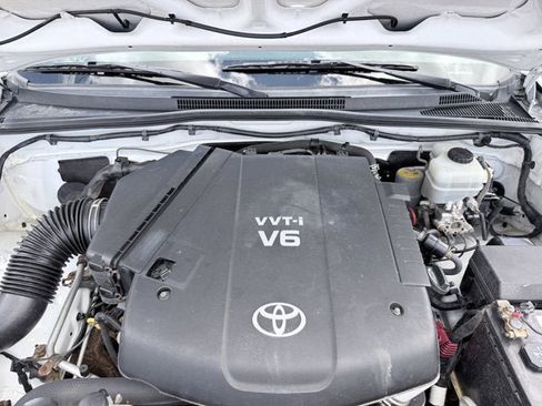 Used 2011 Toyota Tacoma 4x4 Access Cab V6 w/ TRD Off-Road Pkg image 19