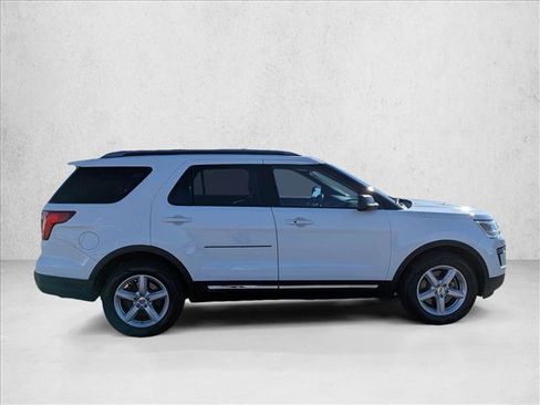 Used 2018 Ford Explorer XLT image 4