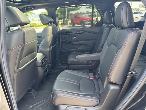 Used 2025 Honda Pilot TrailSport image 38