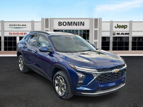 Used 2024 Chevrolet Trax LT image 2