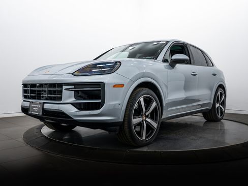 Used 2025 Porsche Cayenne image 1
