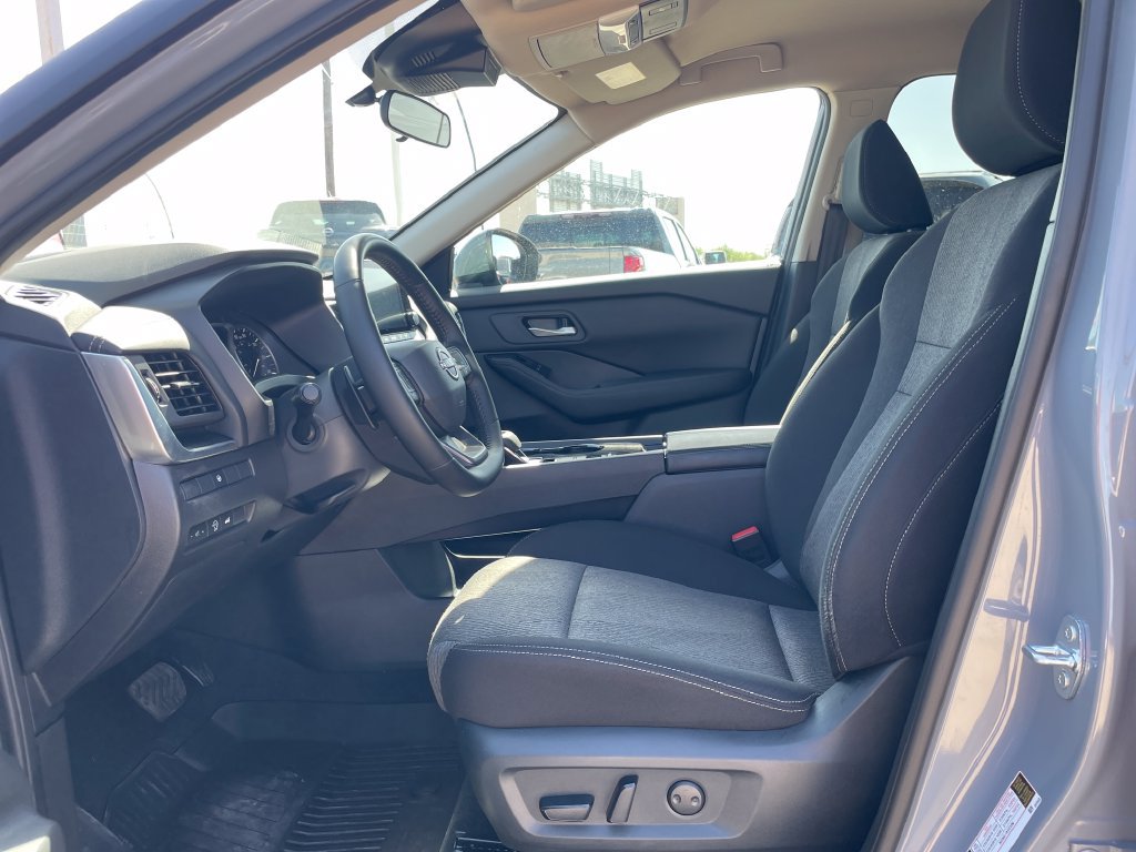 Certified 2026 Nissan Rogue SV FWD image 23