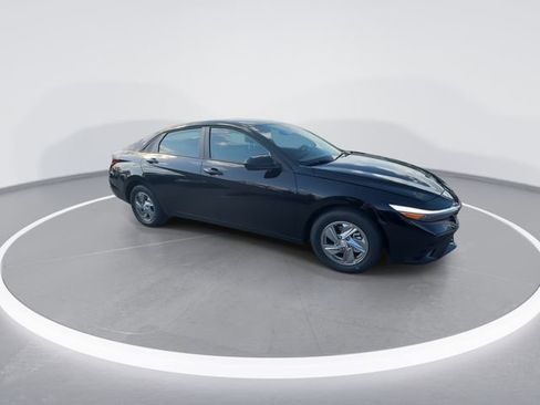 New 2026 Hyundai Elantra SE FWD image 2