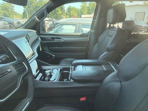 Certified 2025 Jeep Wagoneer Series II w/ Convenience Group I AWD/4WD image 7