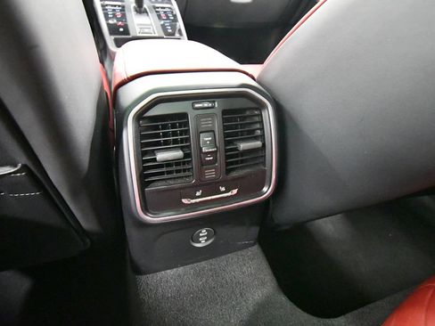 Used 2023 Porsche Macan S AWD/4WD image 17
