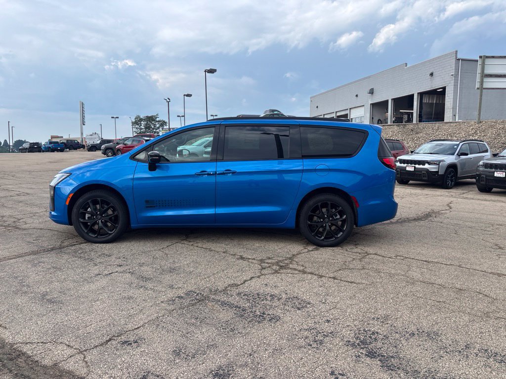 New 2027 Chrysler Pacifica Select AWD/4WD image 2