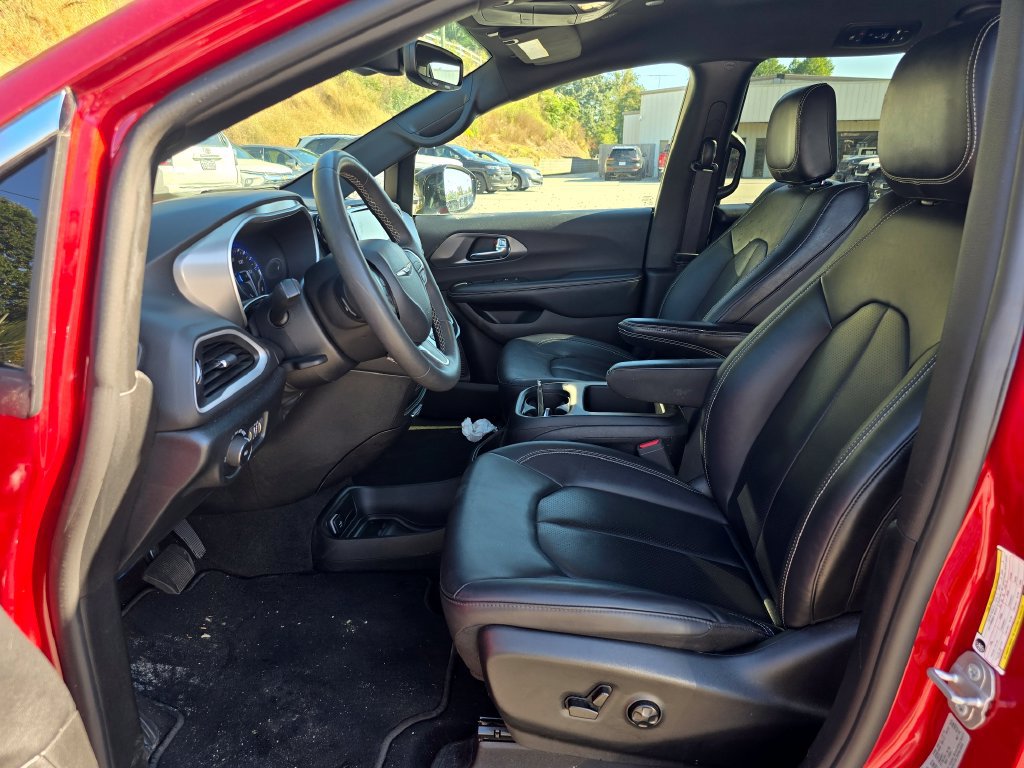 Used 2025 Chrysler Pacifica Select FWD image 4