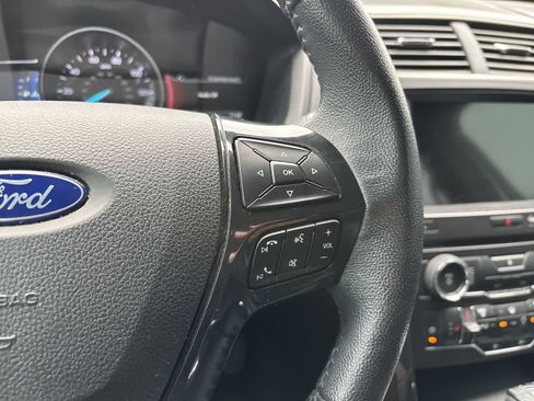Used 2018 Ford Explorer XLT w/ Equipment Group 202A AWD/4WD image 11