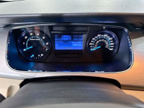 Used 2017 Ford Taurus SEL FWD image 4