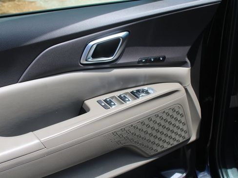 Used 2025 Kia Carnival EX FWD image 25