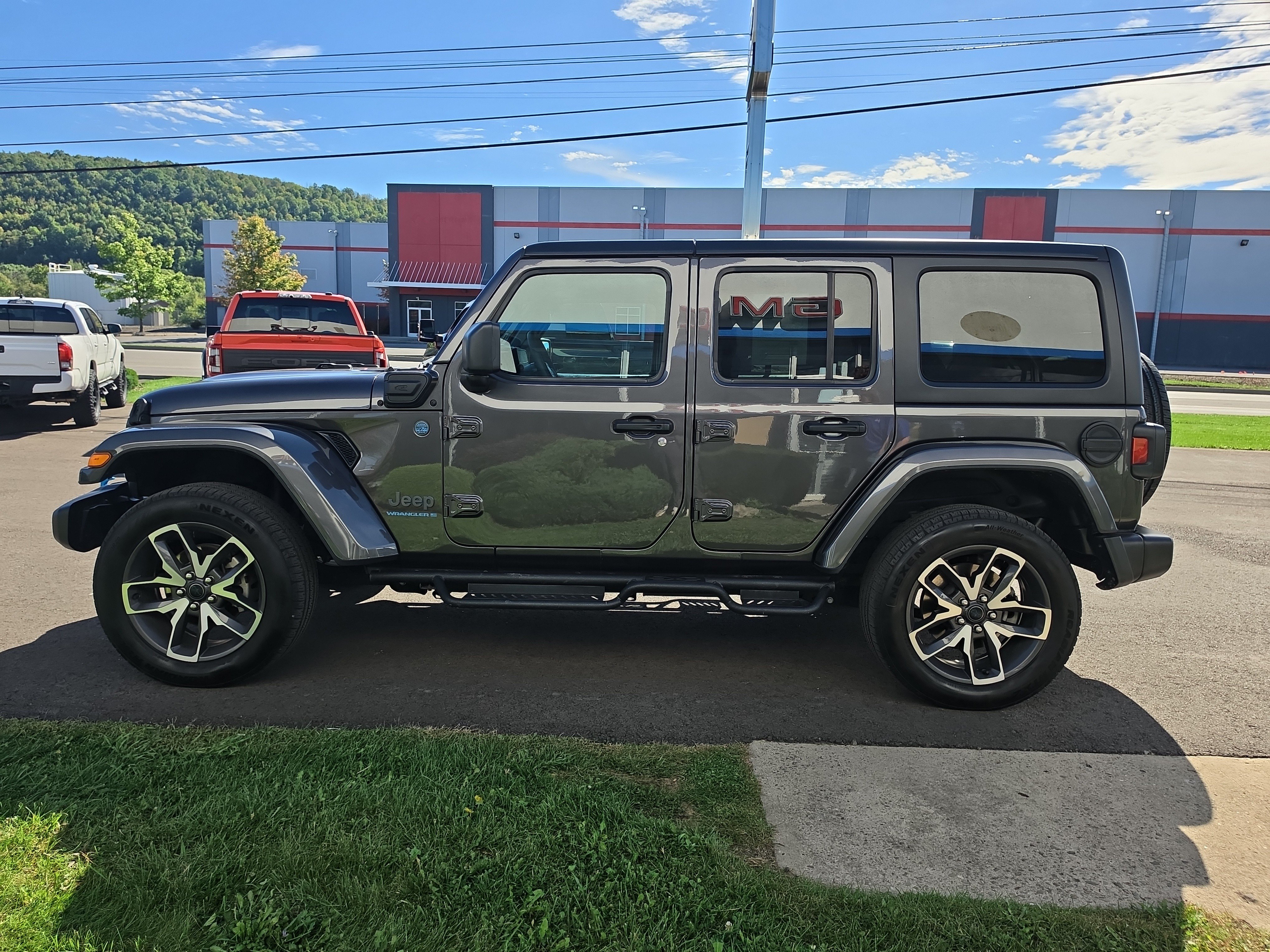 Used 2024 Jeep Wrangler Unlimited w/ Convenience Group AWD/4WD image 7
