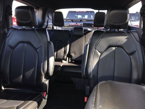 Used 2025 Chrysler Pacifica Select image 21