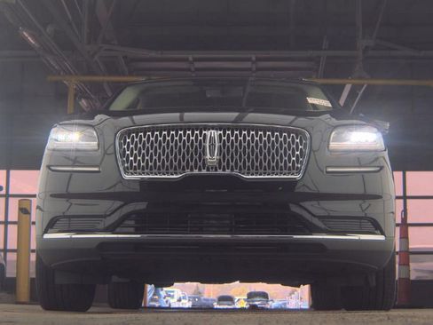 Used 2023 Lincoln Nautilus Reserve AWD/4WD image 3