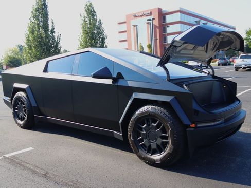 Used 2024 Tesla Cybertruck AWD Crew Cab image 6