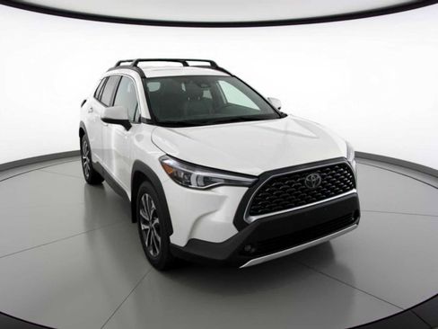 Certified 2023 Toyota Corolla Cross XLE image 3