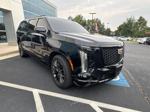 Used 2025 Cadillac Escalade ESV Sport Platinum AWD/4WD image 3