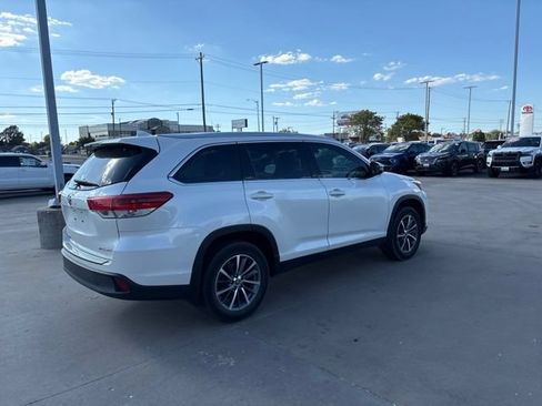 Used 2019 Toyota Highlander XLE AWD/4WD image 3