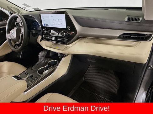 Used 2023 Toyota Highlander Limited FWD image 26
