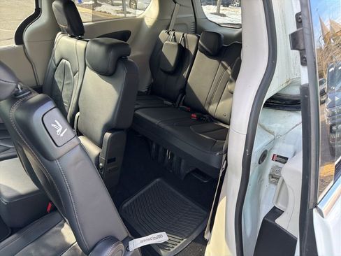 Used 2017 Chrysler Pacifica Touring-L Plus image 16