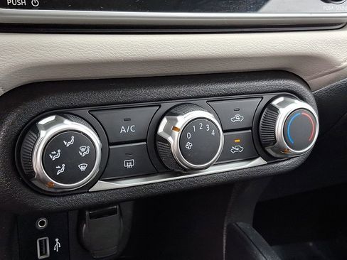 Used 2021 Nissan Versa SV image 16