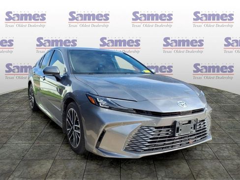 Used 2025 Toyota Camry XLE FWD image 1