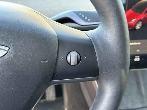 Used 2021 Tesla Model Y Long Range image 10