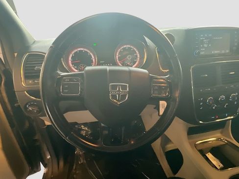 Used 2019 Dodge Grand Caravan SXT FWD image 11