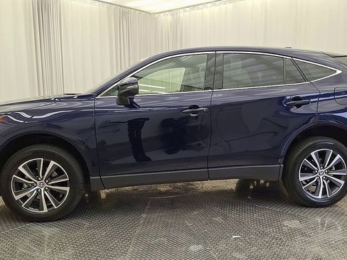 Certified 2022 Toyota Venza LE AWD/4WD image 8