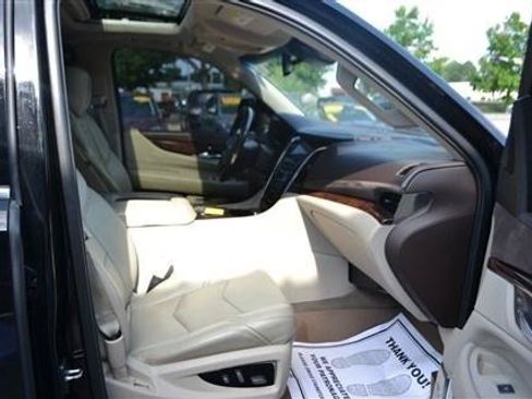 Used 2015 Cadillac Escalade ESV Luxury AWD/4WD image 29