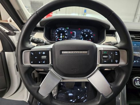 Used 2025 Land Rover Discovery S image 18