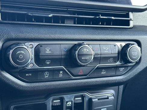 Used 2024 Jeep Gladiator Sport image 17